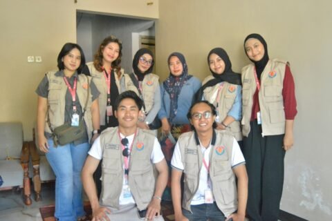 Observasi dan Pendampingan Mahasiswa Kelompok KKN SDGs 02 Bojonegoro UPN “Veteran” Jawa Timur bersama Ibu Wati Selaku Pemilik ‘Gethuk Jadoel’. Sumber: Dokumentasi Kelompok KKN SDGs 02 Bojonegoro, diambil tanggal 21 Juli 2026