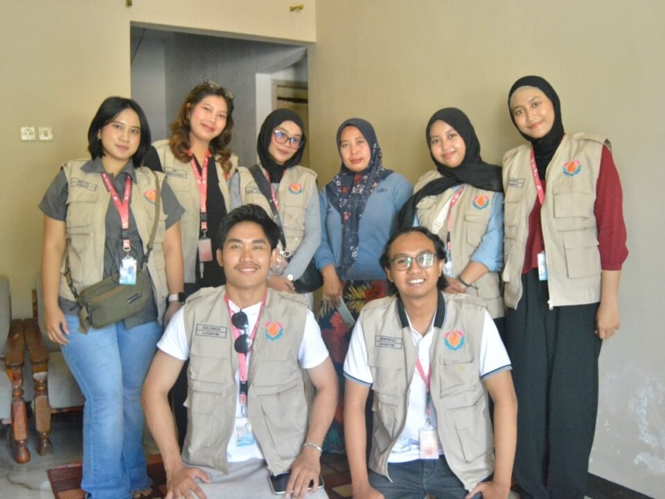 Observasi dan Pendampingan Mahasiswa Kelompok KKN SDGs 02 Bojonegoro UPN “Veteran” Jawa Timur bersama Ibu Wati Selaku Pemilik ‘Gethuk Jadoel’. Sumber: Dokumentasi Kelompok KKN SDGs 02 Bojonegoro, diambil tanggal 21 Juli 2026