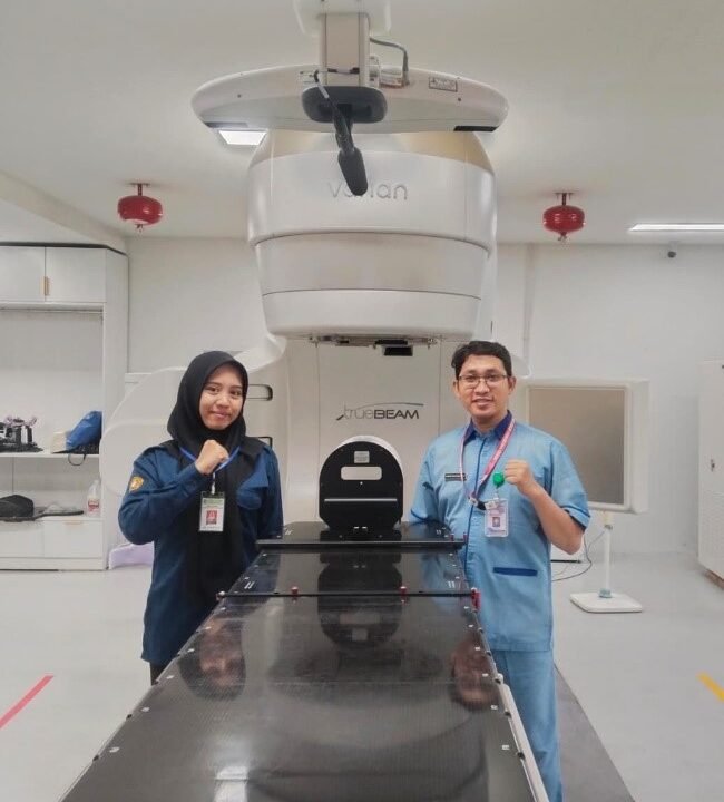 Di Balik Ketepatan Radioterapi: Bagaimana Radiasi Menargetkan Sel Kanker dan Melindungi Jaringan Sehat melalui kegiatan Magang Mahasiswa Fisika UPNVJT di Instalasi Onkologi Radiasi RSUD dr. Mohamad Soewandhie Surabaya