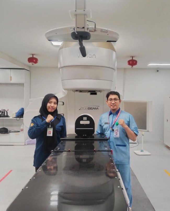 Di Balik Ketepatan Radioterapi: Bagaimana Radiasi Menargetkan Sel Kanker dan Melindungi Jaringan Sehat melalui kegiatan Magang Mahasiswa Fisika UPNVJT di Instalasi Onkologi Radiasi RSUD dr. Mohamad Soewandhie Surabaya