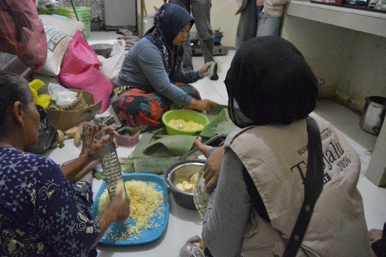 Dokumentasi: Proses produksi Gethuk Jadoel dilakukan secara rutin dengan menggunakan singkong, kelapa parut, gula merah, dan bahan pelengkap lainnya. Sumber: Dokumentasi Kelompok KKN SDGs 02 Bojonegoro, diambil tanggal 21 Juli 2026