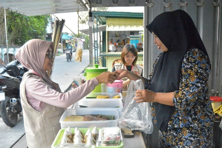 Dokumentasi: Pemasaran Produk Gethuk Jadoel di Jajaran Jajanan Taman Gajah Bolong, Baureno. Sumber: Dokumentasi Kelompok KKN SDGs 02 Bojonegoro, diambil tanggal 21 Juli 2026