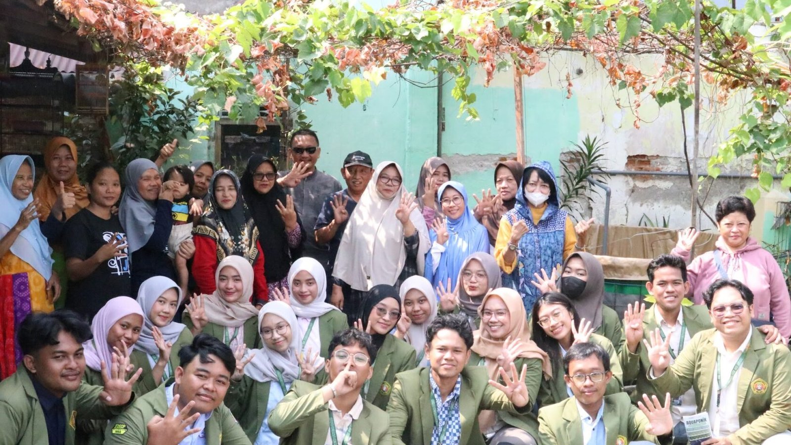 Dokumentasi sosialisasi aquaponik KKN UPN “Veteran” Jawa Timur Kelompok 23 bersama warga RT 04/RW 02, Kelurahan Kedungdoro
