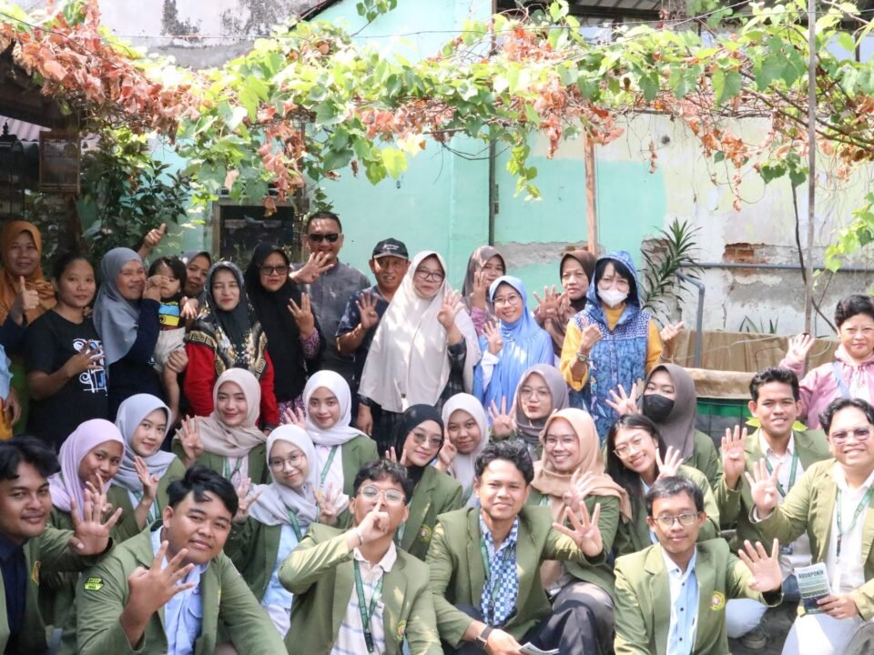 Dokumentasi sosialisasi aquaponik KKN UPN “Veteran” Jawa Timur Kelompok 23 bersama warga RT 04/RW 02, Kelurahan Kedungdoro