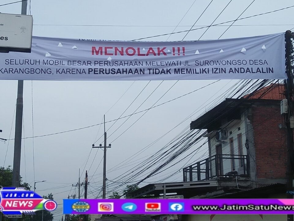 Spanduk penolakan warga terhadap truk besar yang melintasi Jalan Surowongso Desa Karangbong, Gedangan, Sidoarjo
