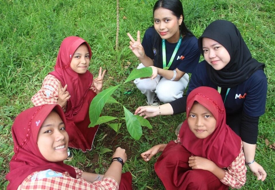 MMD UB Edukasi Siswa MI Batu Huqu tentang Kopi Lokal dan Konservasi Lingkungan