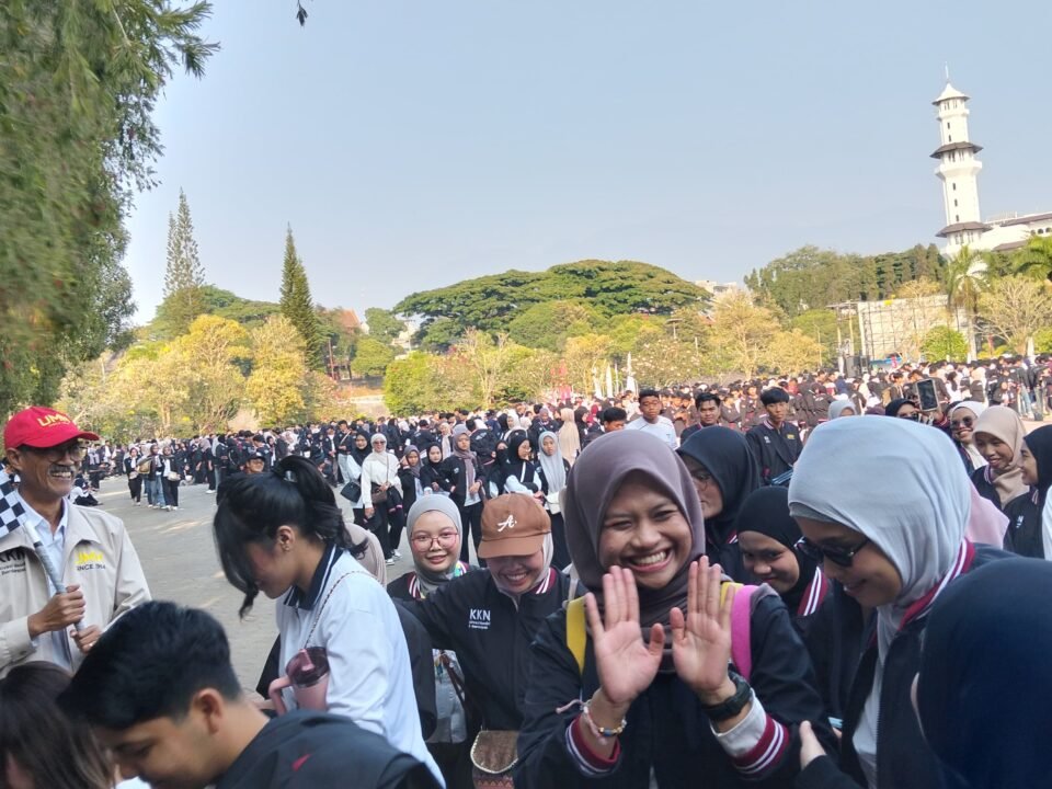 4.780 mahasiswa dari 49 Perguruan Tinggi Muhammadiyah dan Aisyiyah (PTMA) dari Lapangan menuju Dome UMM
