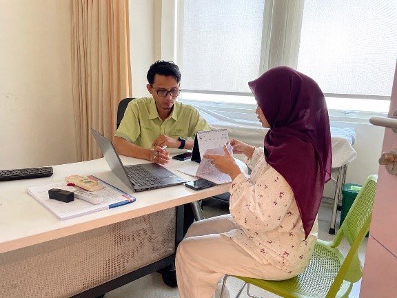 Gambar 2. Diskusi mahasiswa bersama pembimbing lapangan terkait proses pengambilan dan pengumpulan data