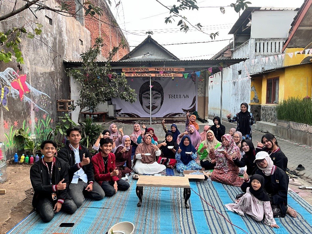Dokumentasi Foto Bersama Mahasiswa KKN 124 UMM Kenalkan Yogurt dari Susu Murni Sukolilo Jabung