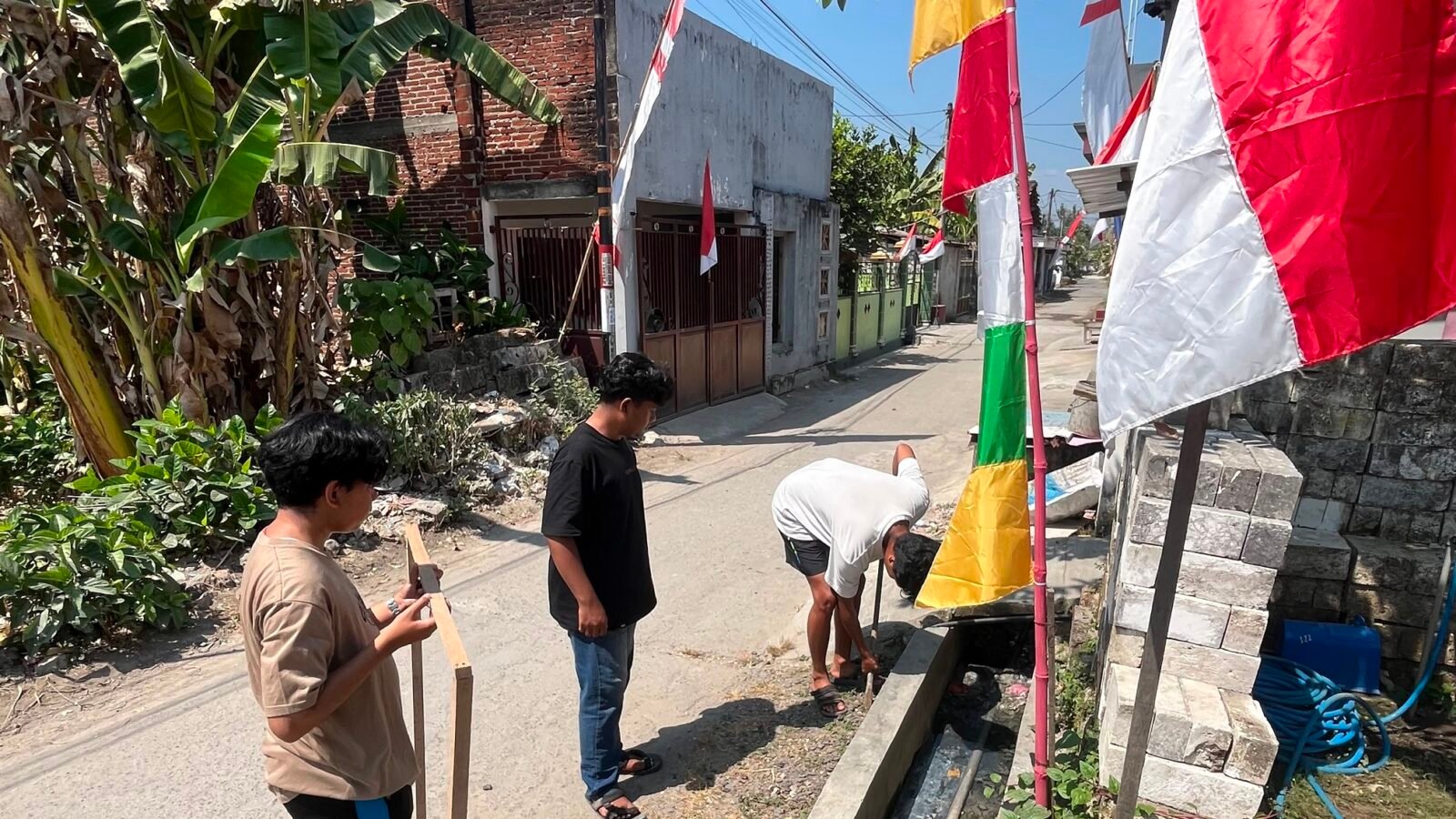 Dokumentasi Kegiatan Galon Bekas Naik Kelas Jadi Tempat Sampah di Tangan Mahasiswa KKN UMM