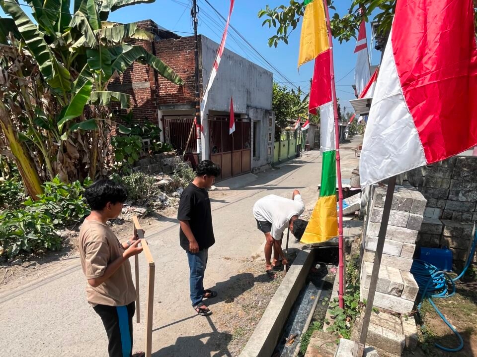 Dokumentasi Kegiatan Galon Bekas Naik Kelas Jadi Tempat Sampah di Tangan Mahasiswa KKN UMM