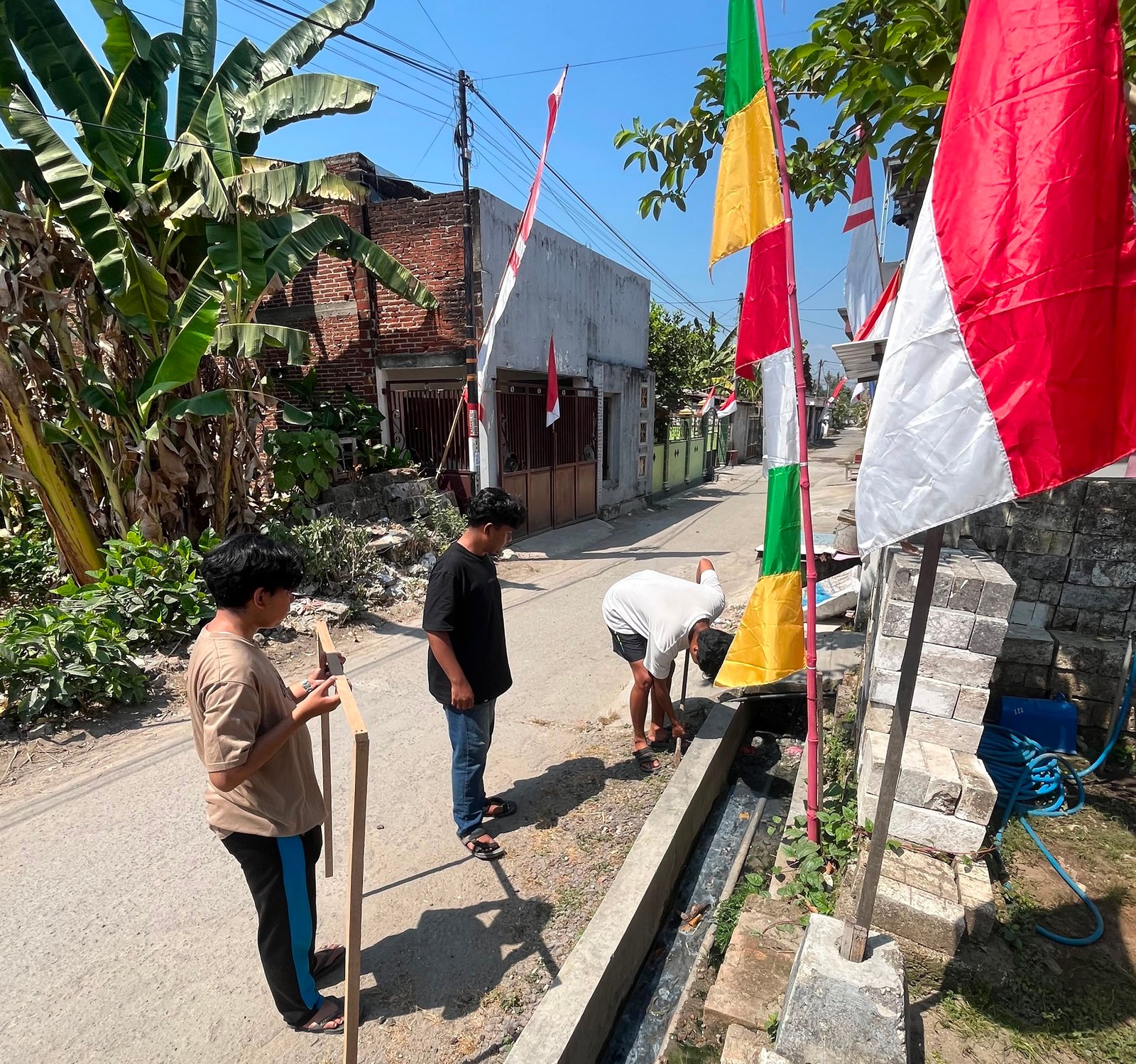 Bukan Dibuang, Galon Bekas Naik Kelas Jadi Tempat Sampah di Tangan Mahasiswa KKN UMM