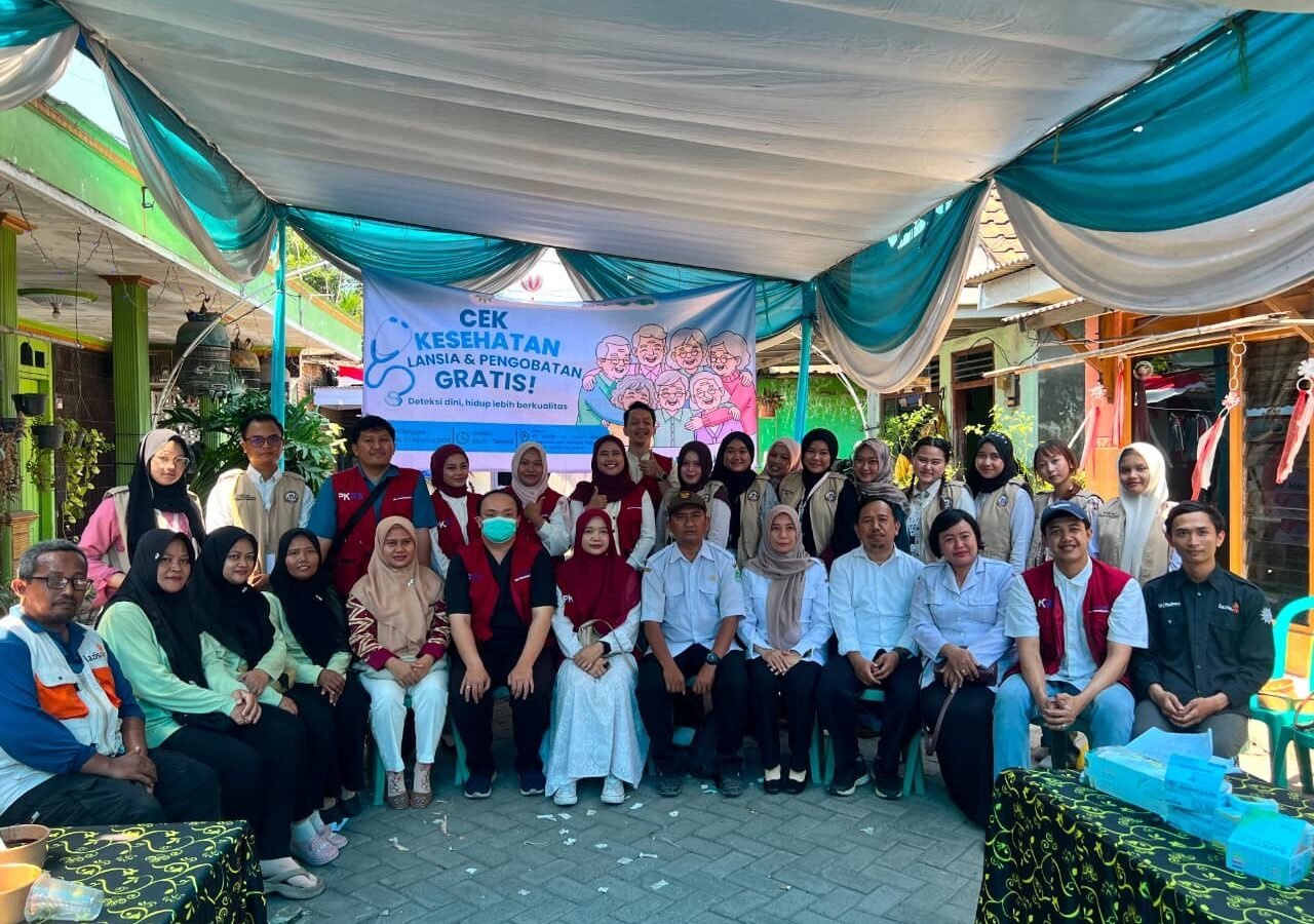 Dokumentasi Kegiatan Tingkatkan Kualitas Hidup Lansia, Kelompok 188 KKN Berdampak UMM Gelar Cek Kesehatan Lansia Dan Pengobatan Gratis Di Desa Kejapanan.