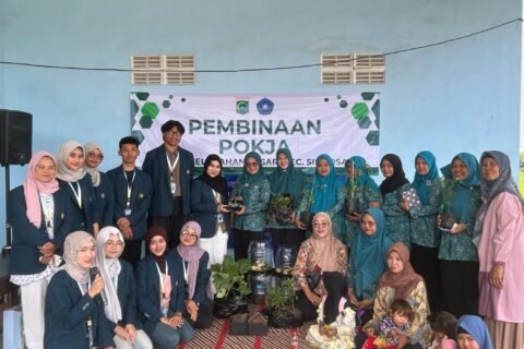 Foto bersama mahasiswa MMD UB Kelompok 17 Kelurahan Losari bersama dengan ibu-ibu PKK setelah program kerja pembuatan POC (Pupuk Organik Cair) di Balai RW 04 Kelurahan Losari, Kecamatan Singosari, Kabupaten Malang. (Foto: Dokumentasi Mahasiswa MMD UB Kelompok 17 Kelurahan Losari).