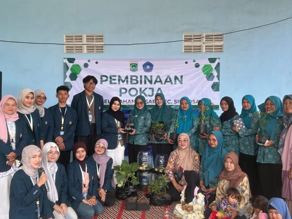 Foto bersama mahasiswa MMD UB Kelompok 17 Kelurahan Losari bersama dengan ibu-ibu PKK setelah program kerja pembuatan POC (Pupuk Organik Cair) di Balai RW 04 Kelurahan Losari, Kecamatan Singosari, Kabupaten Malang. (Foto: Dokumentasi Mahasiswa MMD UB Kelompok 17 Kelurahan Losari).