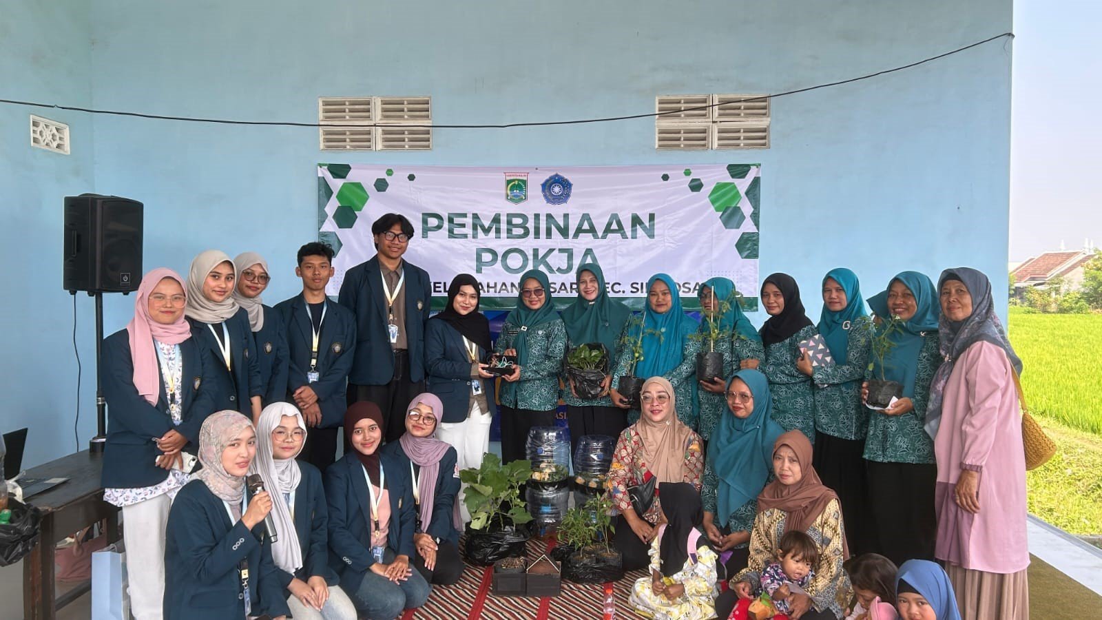 Foto bersama mahasiswa MMD UB Kelompok 17 Kelurahan Losari bersama dengan ibu-ibu PKK setelah program kerja pembuatan POC (Pupuk Organik Cair) di Balai RW 04 Kelurahan Losari, Kecamatan Singosari, Kabupaten Malang. (Foto: Dokumentasi Mahasiswa MMD UB Kelompok 17 Kelurahan Losari).