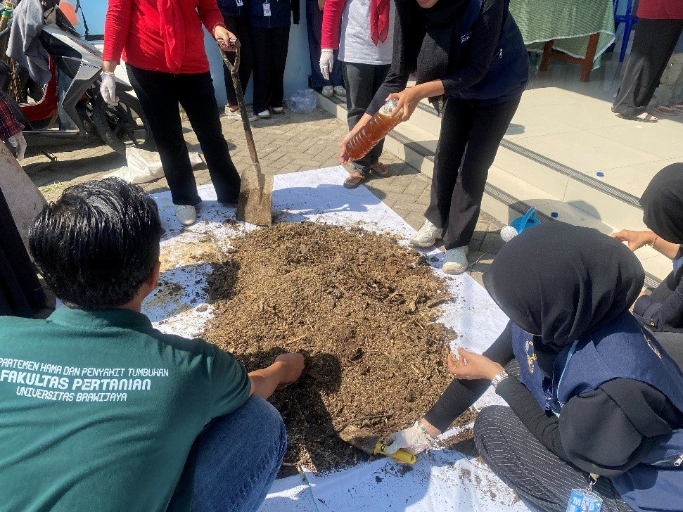 Foto bersama mahasiswa MMD UB Kelompok 17 Kelurahan Losari bersama dengan ibu-ibu PKK ketika demonstrasi pembuatan program kerja pembuatan Pupuk Organik Kompos di Balai RW 04 Kelurahan Losari, Kecamatan Singosari, Kabupaten Malang. (Foto: Dokumentasi Mahasiswa MMD UB Kelompok 17 Kelurahan Losari.
