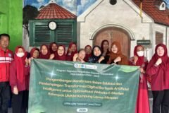 Dosen dan mahasiswa Teknik Industri UPN "Veteran" Jawa Timur bersama kelompok UMKM dan KSH Kampung Lawas Maspati usai kegiatan pengabdian masyarakat. (Sumber: Dokumentasi Tim Pengabdian, 2026)