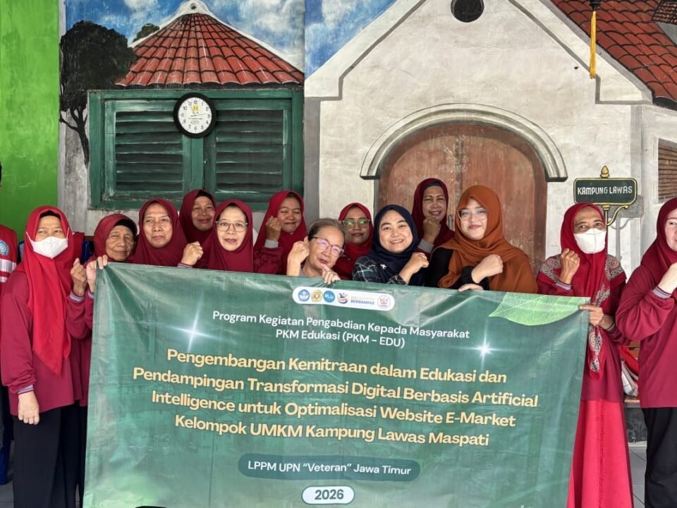 Dosen dan mahasiswa Teknik Industri UPN "Veteran" Jawa Timur bersama kelompok UMKM dan KSH Kampung Lawas Maspati usai kegiatan pengabdian masyarakat. (Sumber: Dokumentasi Tim Pengabdian, 2026)