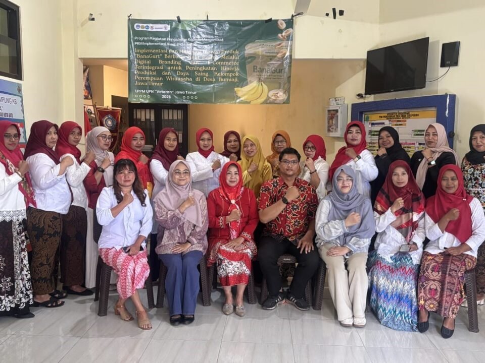 Dosen dan mahasiswa Teknik Industri UPN "Veteran" Jawa Timur bersama kelompok PKK Desa Giripurno dalam kegiatan pendampingan pemasaran digital BanaGurt di Balai PKK Desa Giripurno, Kota Batu. (Sumber: Dokumentasi Tim Pengabdian, 2026)
