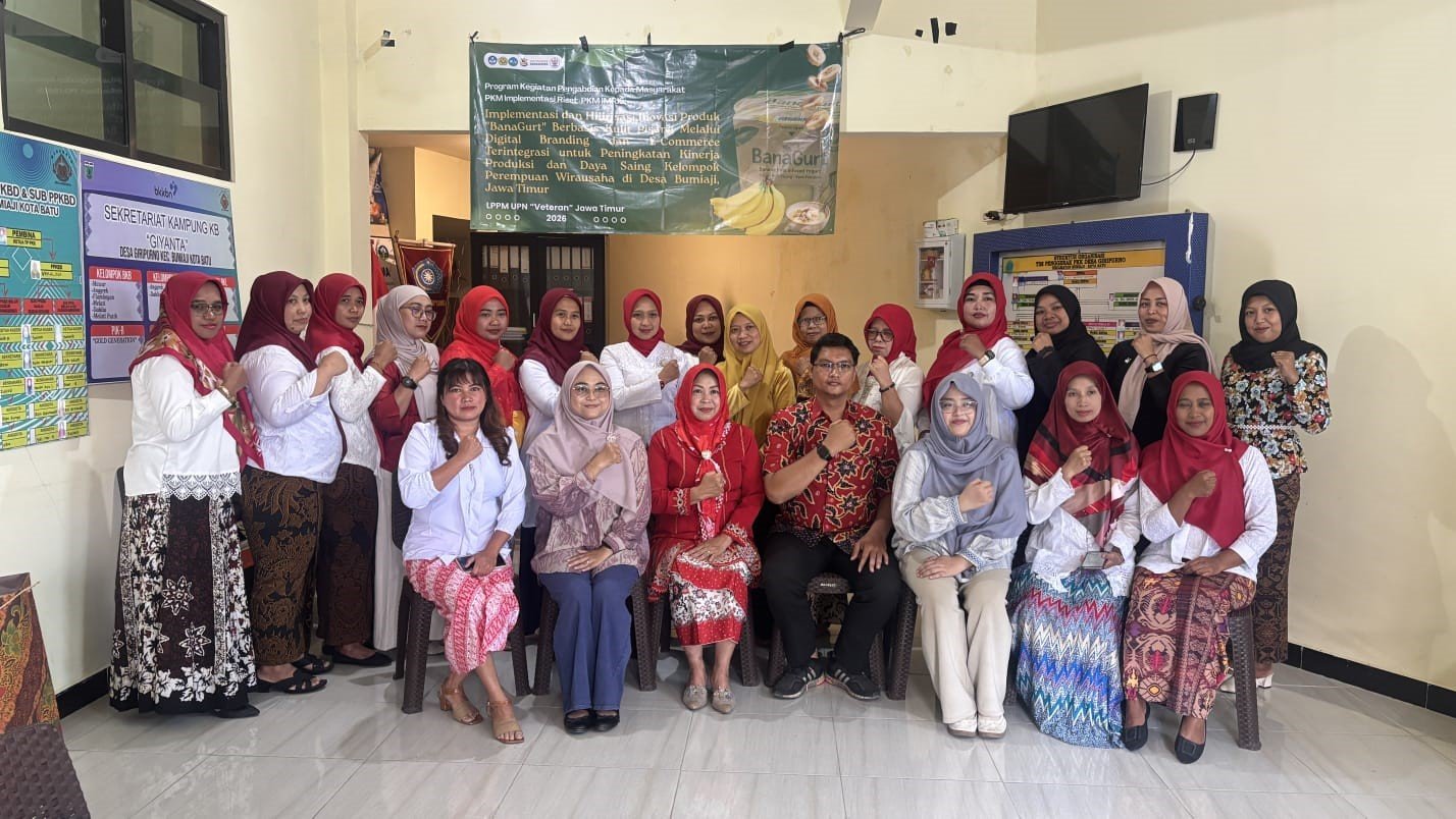 Dosen dan mahasiswa Teknik Industri UPN "Veteran" Jawa Timur bersama kelompok PKK Desa Giripurno dalam kegiatan pendampingan pemasaran digital BanaGurt di Balai PKK Desa Giripurno, Kota Batu. (Sumber: Dokumentasi Tim Pengabdian, 2026)