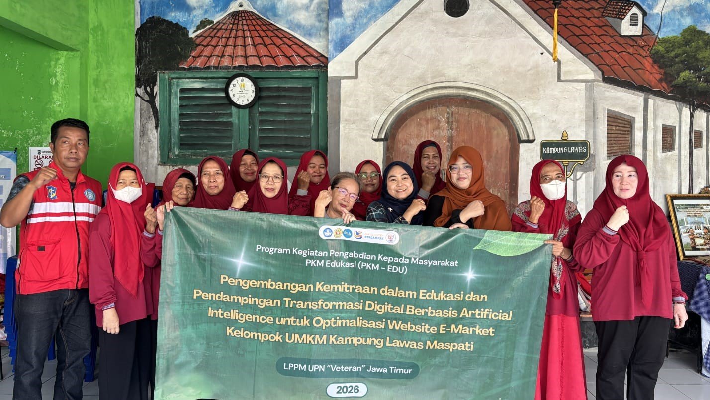 Dosen dan mahasiswa Teknik Industri UPN "Veteran" Jawa Timur bersama kelompok UMKM dan KSH Kampung Lawas Maspati usai kegiatan pengabdian masyarakat. (Sumber: Dokumentasi Tim Pengabdian, 2026)