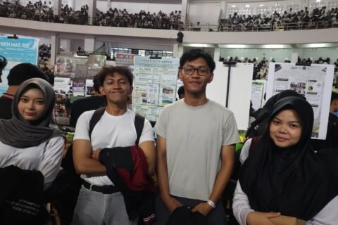 Mahasiswa KKN UMM 2026 dan KKN MAs berfoto di depan stan expo poster program kerja desa