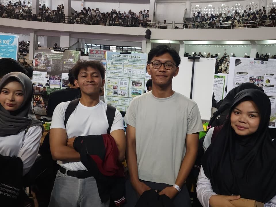 Mahasiswa KKN UMM 2026 dan KKN MAs berfoto di depan stan expo poster program kerja desa