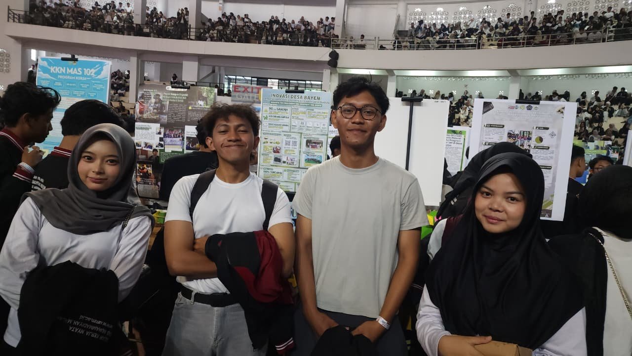 Mahasiswa KKN UMM 2026 dan KKN MAs berfoto di depan stan expo poster program kerja desa