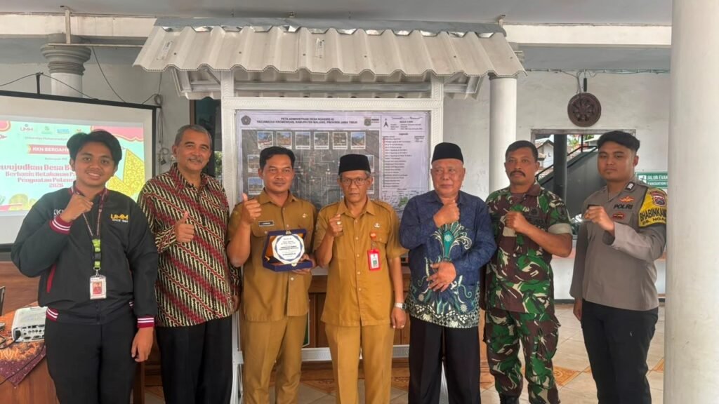 Foto Peresmian Peta Bersama Kepala Desa, Kasi Kesos Kromengan, Babinsa, Babinkabtibnas, dan Pimpinan Cabang Muhammadiyah Kromengan. (Sumber: Dokumentasi KKN UMM Kelompok 190, 2026)