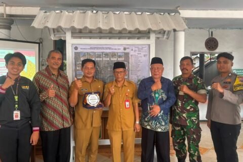 Foto Peresmian Peta Bersama Kepala Desa, Kasi Kesos Kromengan, Babinsa, Babinkabtibnas, dan Pimpinan Cabang Muhammadiyah Kromengan. (Sumber: Dokumentasi KKN UMM Kelompok 190, 2026)