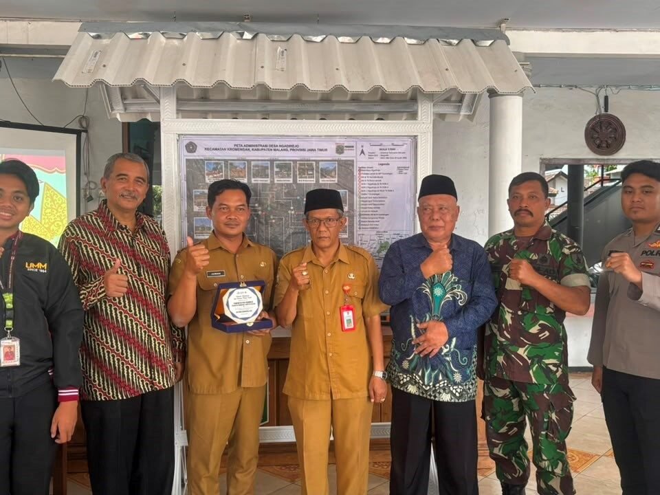 Foto Peresmian Peta Bersama Kepala Desa, Kasi Kesos Kromengan, Babinsa, Babinkabtibnas, dan Pimpinan Cabang Muhammadiyah Kromengan. (Sumber: Dokumentasi KKN UMM Kelompok 190, 2026)