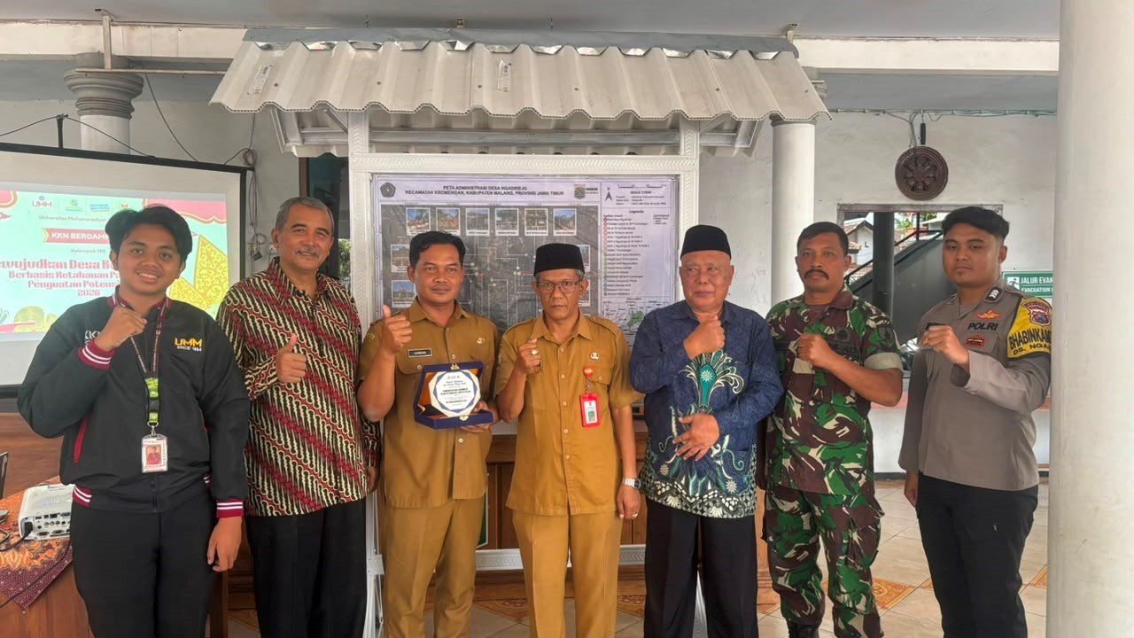 Foto Peresmian Peta Bersama Kepala Desa, Kasi Kesos Kromengan, Babinsa, Babinkabtibnas, dan Pimpinan Cabang Muhammadiyah Kromengan. (Sumber: Dokumentasi KKN UMM Kelompok 190, 2026)