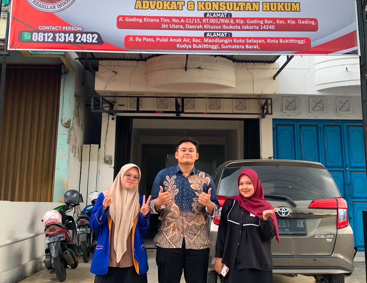 Foto Dok. : Mahasiswa UIN Batusangkar berpose di depan Kantor Law Firm DKI
