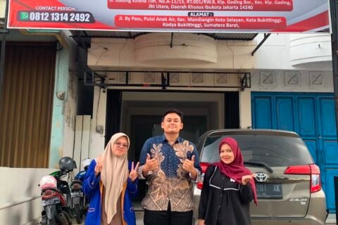 Foto Dok. : Mahasiswa UIN Batusangkar berpose di depan Kantor Law Firm DKI