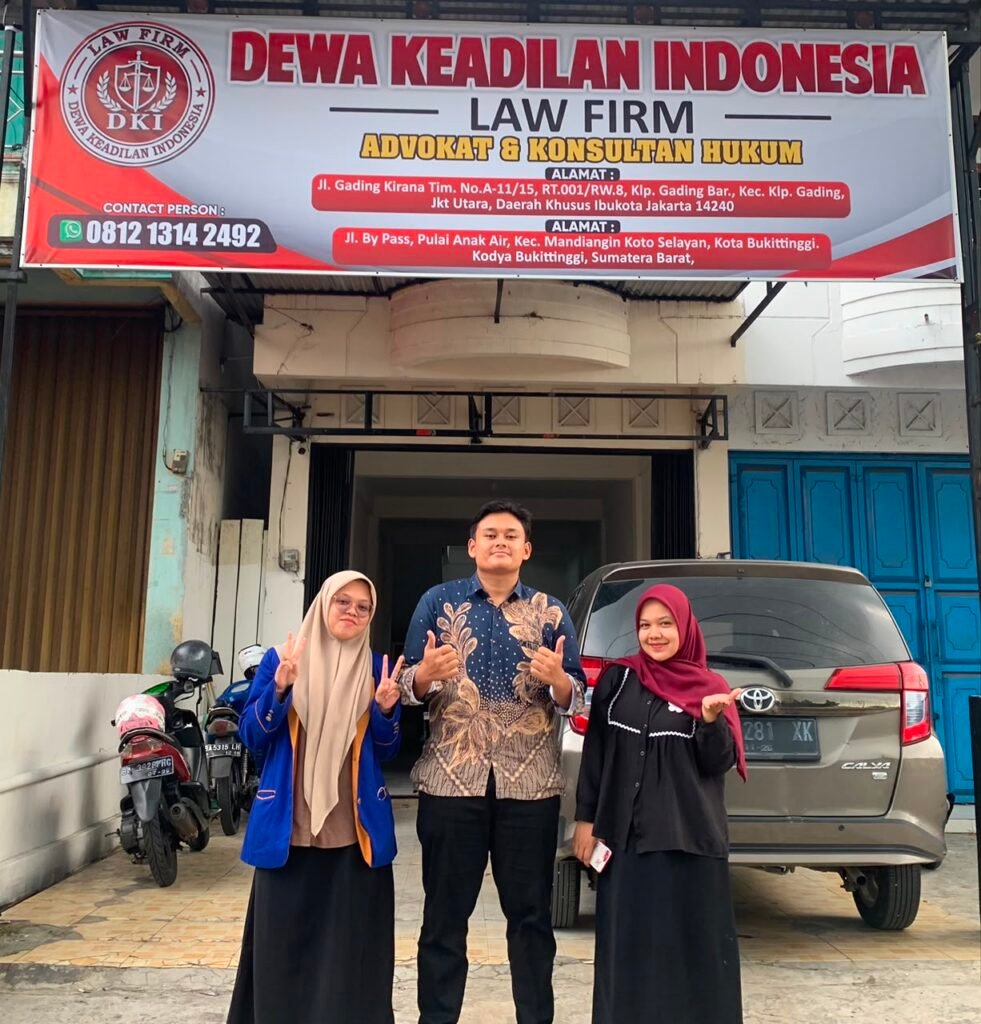 Foto Dok. : Mahasiswa UIN Batusangkar berpose di depan Kantor Law Firm DKI