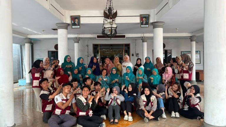 Foto Bersama dalam Kegiatan Sosialisasi Pembuatan Lilin Aromaterapi Bersama Ibu-Ibu PKK Ngadirejo. (Sumber: Dokumentasi KKN UMM Kelompok 190, 2026)