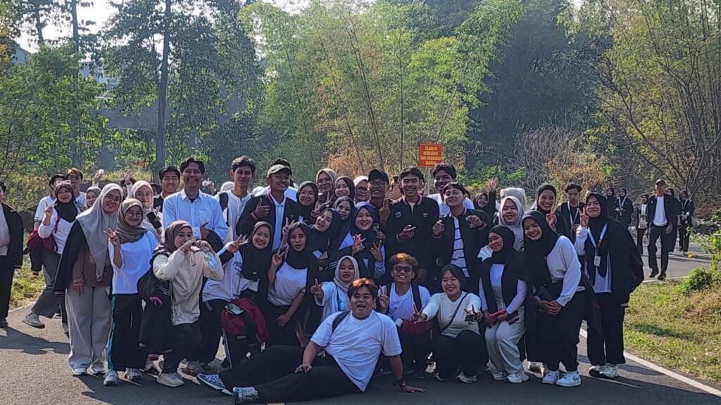 Rombongan mahasiswa KKN UMM 2026 dan KKN MAs foto bersama saat rute Fun Walk Campus Tour