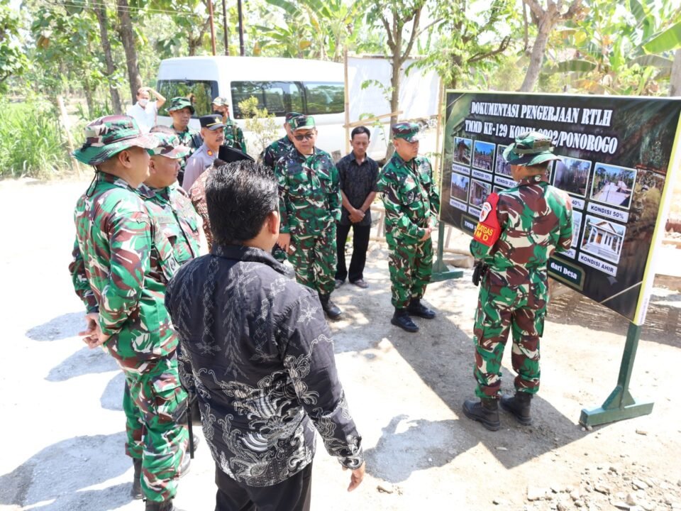 Hasil pembangunan TMMD ke-129 Kodim Ponorogo langsung ditinjau usai upacara penutupan, Kamis (13/8)./dok.DNY