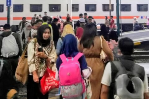 KAI Daop 7 Madiun menambah kapasitas rangkaian kereta api untuk mengakomodasi lonjakan penumpang pada libur panjang./dok.DNY-HUM