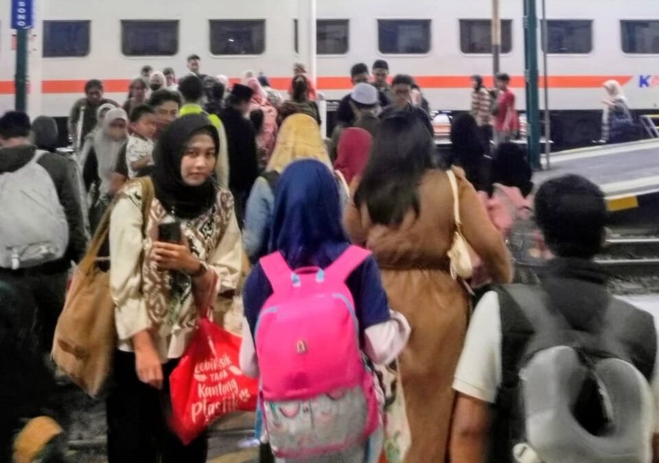 KAI Daop 7 Madiun menambah kapasitas rangkaian kereta api untuk mengakomodasi lonjakan penumpang pada libur panjang./dok.DNY-HUM