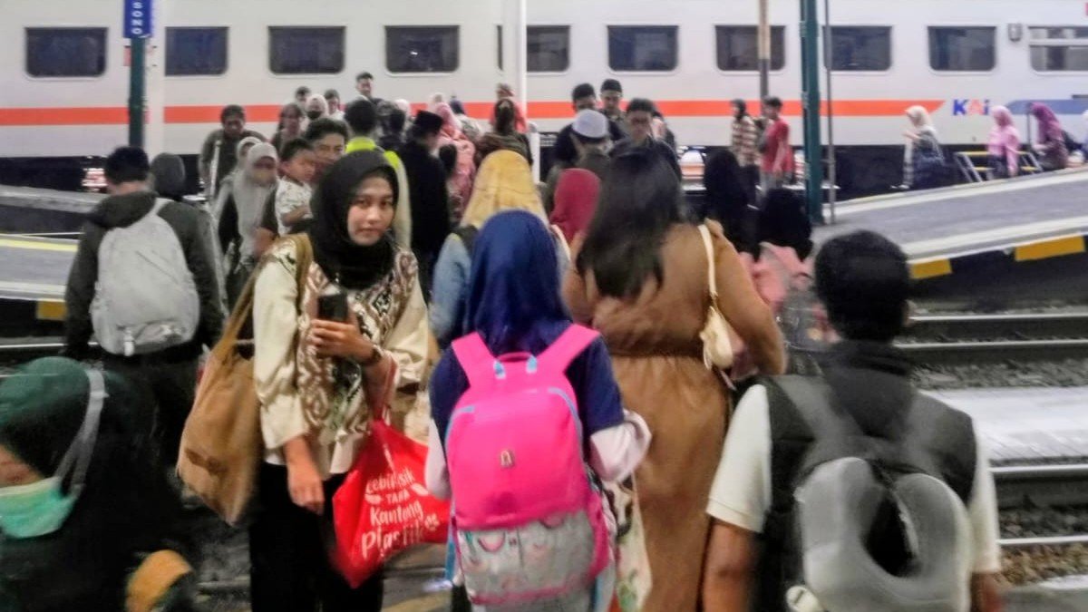 KAI Daop 7 Madiun menambah kapasitas rangkaian kereta api untuk mengakomodasi lonjakan penumpang pada libur panjang./dok.DNY-HUM
