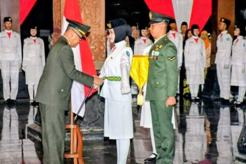 Dandim Ponorogo mengukuhkan Paskibraka Upacara HUT ke-81 Republik Indonesia, 17 Agustus 2026./dok.DNY