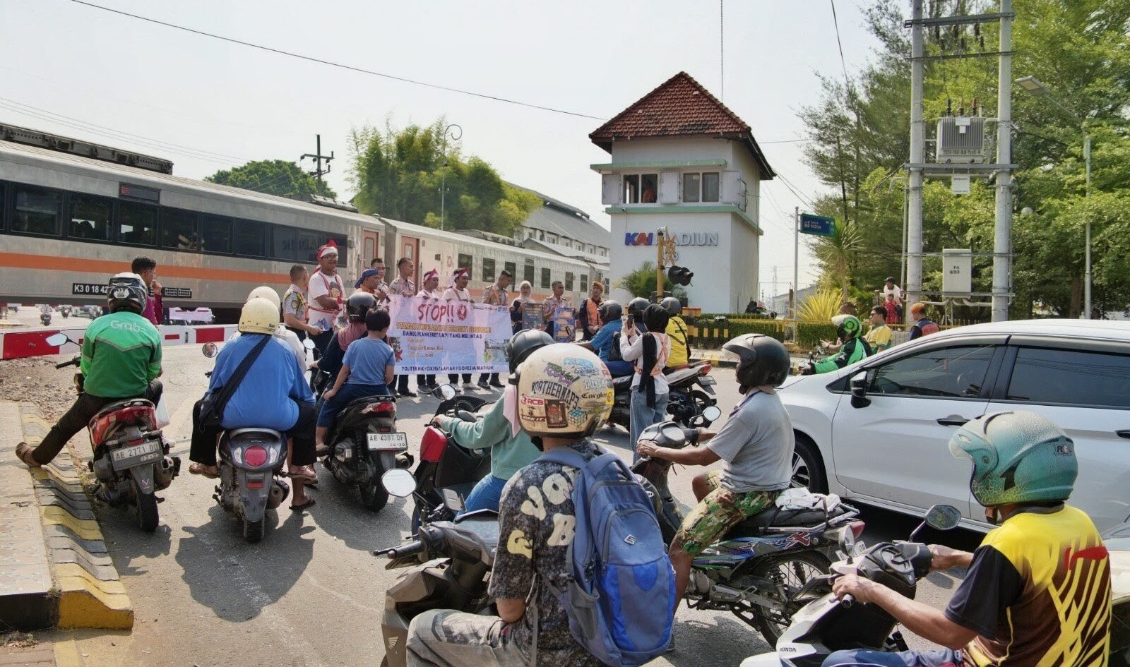 KAI Daop 7 Madiun mengampanyekan keselamatan di perlintasan kereta api kepada masyarakat dalam rangka menyambut HUT ke-81 RI./dok.DNY