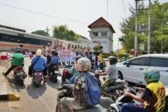 KAI Daop 7 Madiun mengampanyekan keselamatan di perlintasan kereta api kepada masyarakat dalam rangka menyambut HUT ke-81 RI./dok.DNY