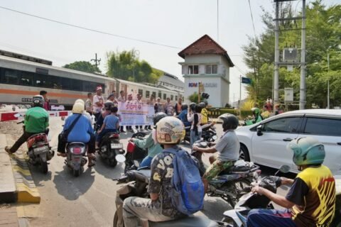 KAI Daop 7 Madiun mengampanyekan keselamatan di perlintasan kereta api kepada masyarakat dalam rangka menyambut HUT ke-81 RI./dok.DNY