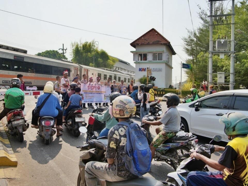 KAI Daop 7 Madiun mengampanyekan keselamatan di perlintasan kereta api kepada masyarakat dalam rangka menyambut HUT ke-81 RI./dok.DNY