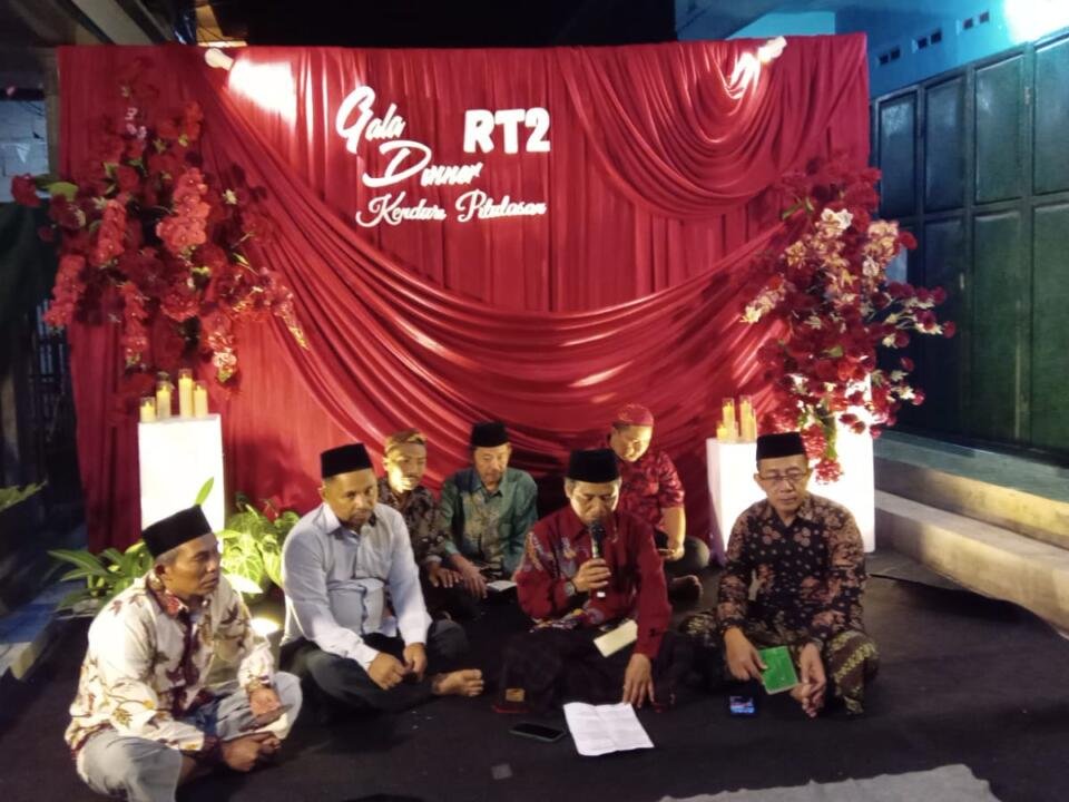 Warga Merjosari Kota Malang menggelar tasyakuran menyambut HUT ke-81 Republik Indonesia, Minggu (16/8) malam./dok.MFT