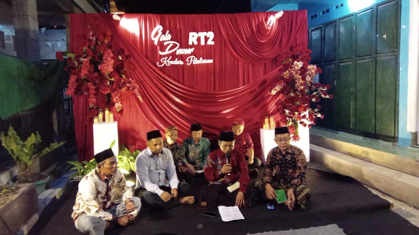 Warga Merjosari Kota Malang menggelar tasyakuran menyambut HUT ke-81 Republik Indonesia, Minggu (16/8) malam./dok.MFT