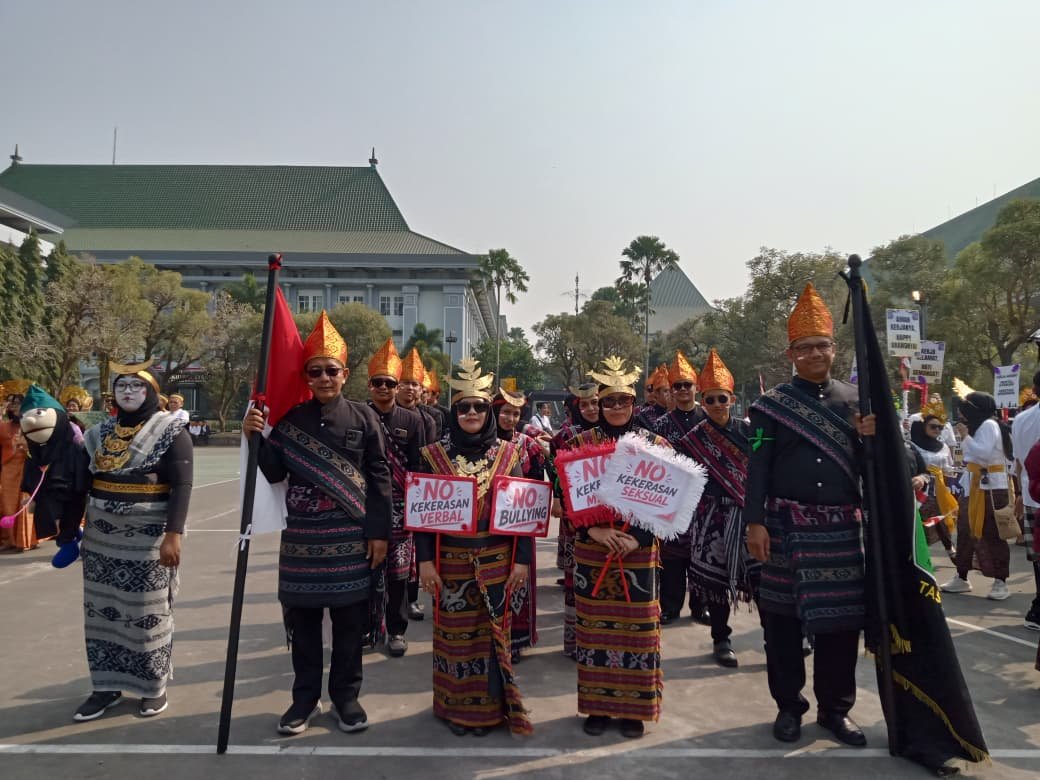 Sambut Dismaulidiyah ke-65 UIN Malang, kontingen Fakultas Syariah memakai pakaian adat NTT (17/8) bertepatan hari kemerdekaan ke-81 RI./dok.UIN Malang